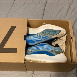 Yeezy 700 azareth size 11